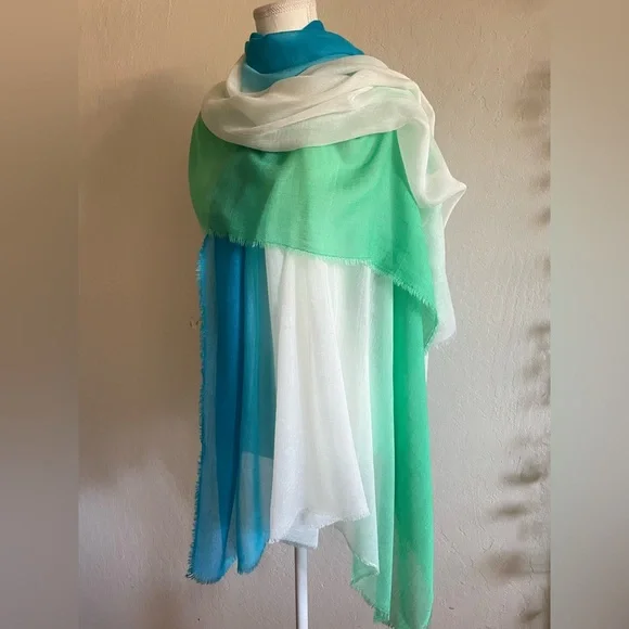 Blue, white and green wrap - Picture 8 of 11